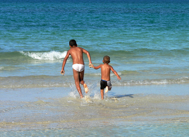 两个古巴男孩跑进水里图片下载