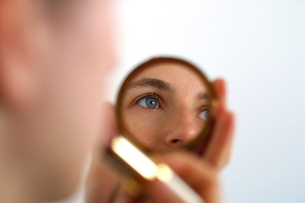 镜子里女人的眼睛图片下载