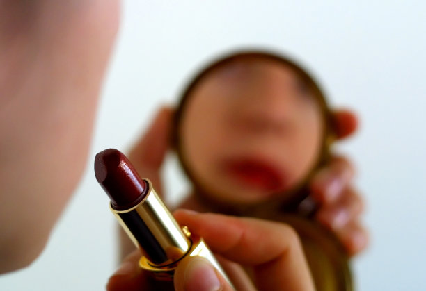 口红和镜子的女人图片下载