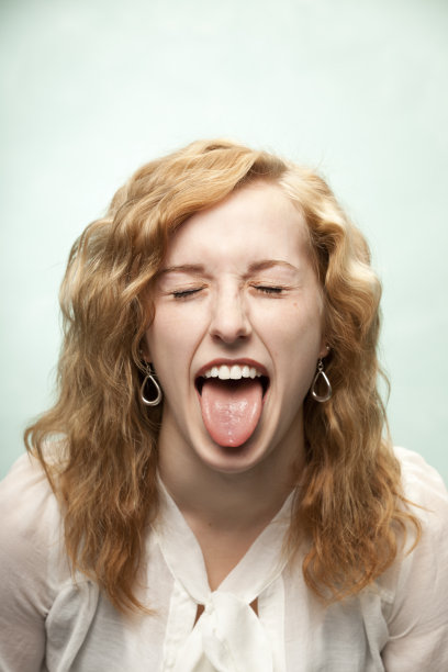 女人伸出舌头图片下载