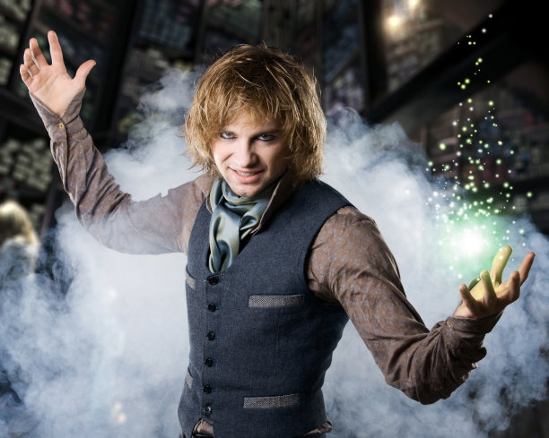 一个年轻人在烟雾中戏剧性地站着图片下载