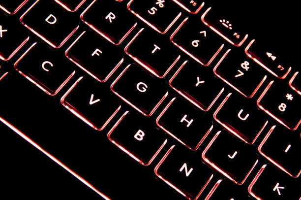 红色发光键盘。图片下载