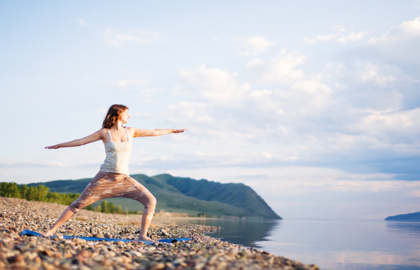 海滩上的瑜伽图片下载