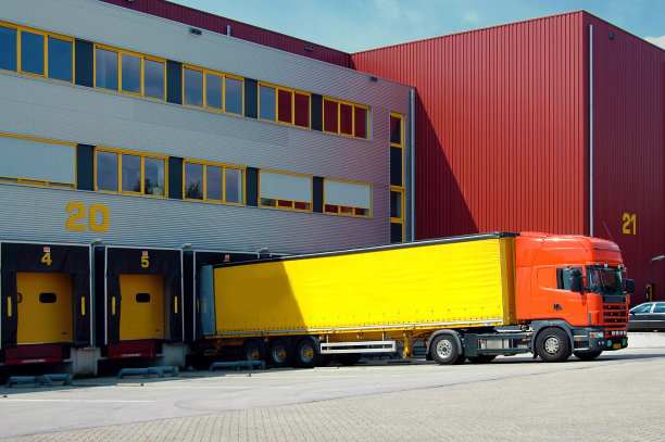 前面的卡车是一个仓库图片下载