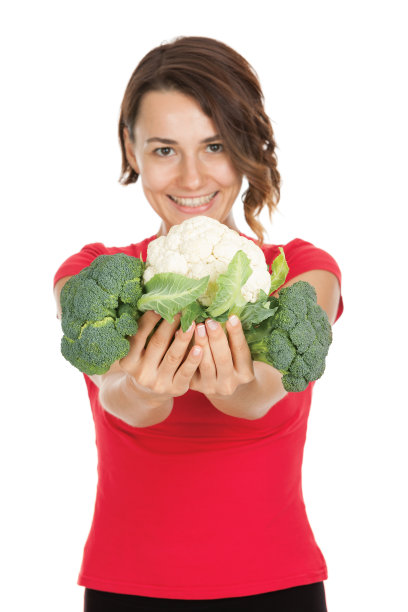 和花椰菜摆姿势的女孩图片下载