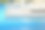 日光浴床旁边的热带度假村游泳池图片下载