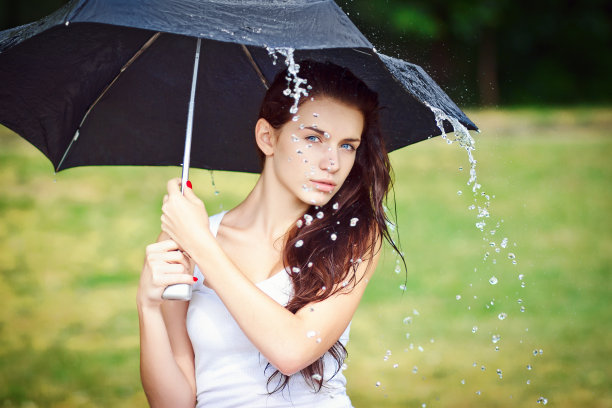 女人在伞下图片下载