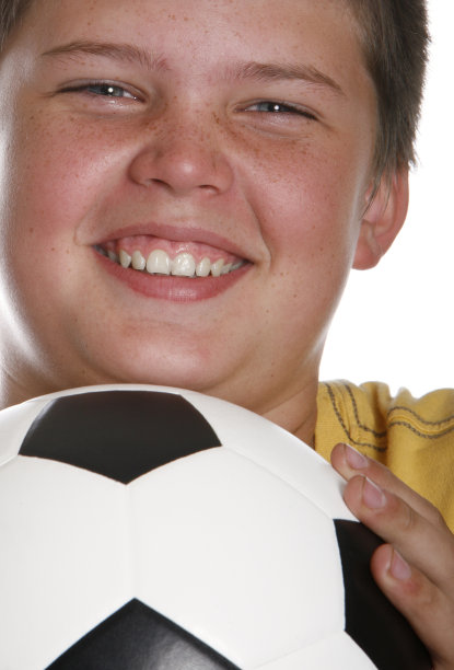 拿着足球的男孩图片下载