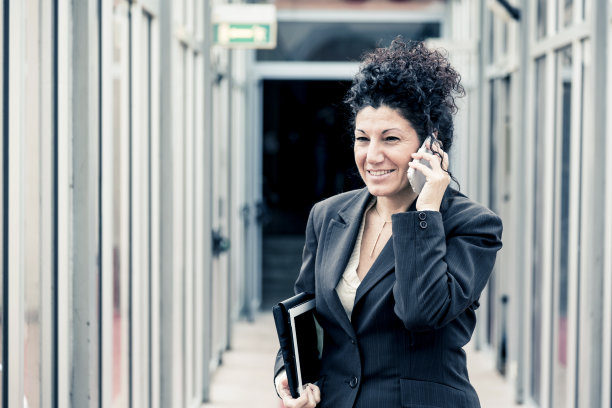 用手机的女商人图片下载