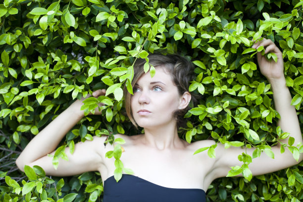 年轻的美人躺在树叶上图片下载