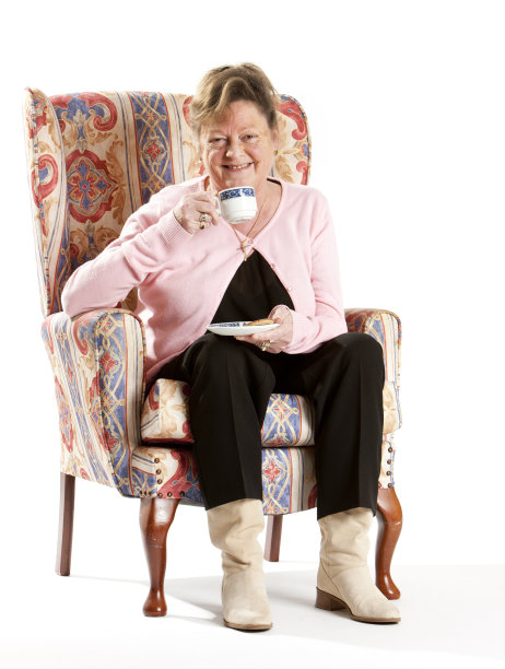 老年人:享受茶歇的退休妇女图片下载