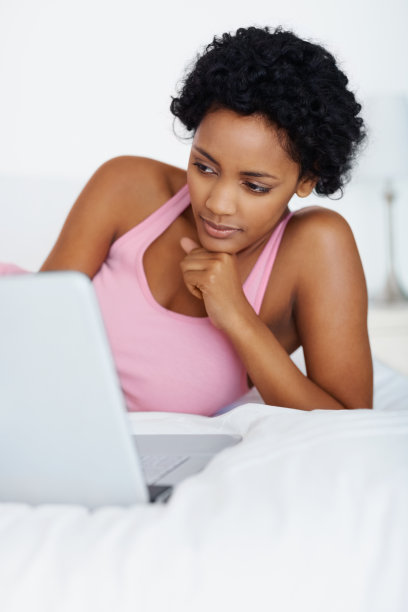 年轻女士在家里用笔记本电脑图片下载