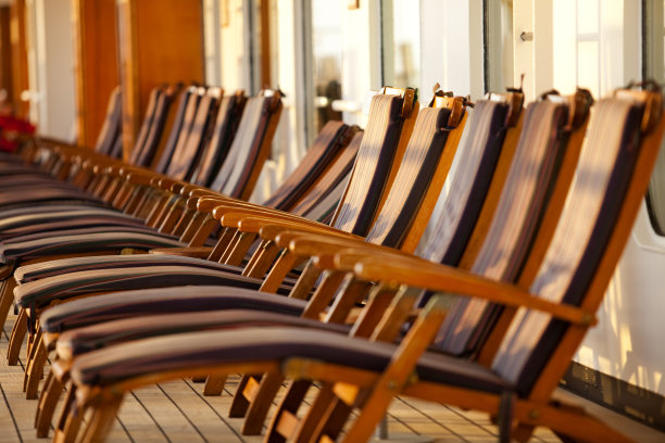 甲板上的椅子图片下载