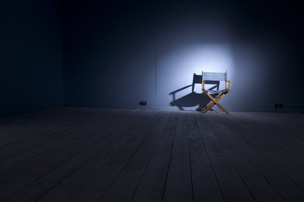 聚光灯下的导演椅子图片下载