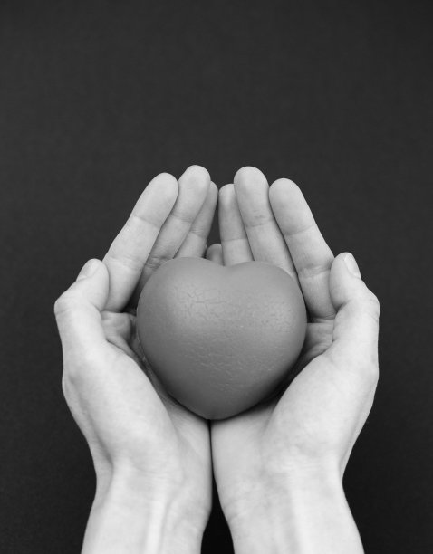 人类手中的心形符号图片下载