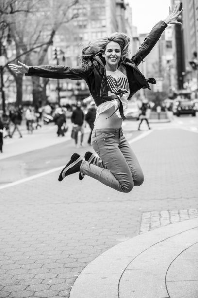 高兴地跳起来图片下载