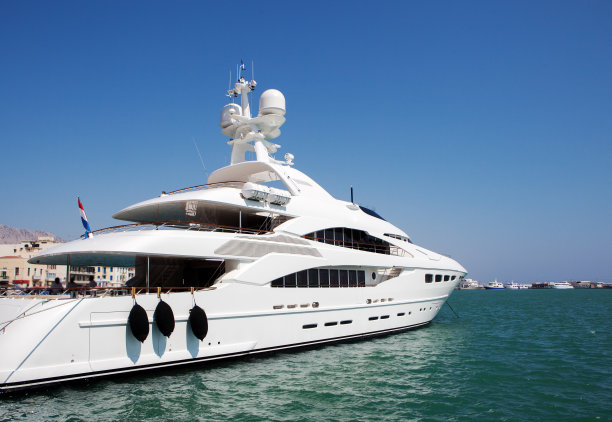 在海上航行的豪华游艇图片下载