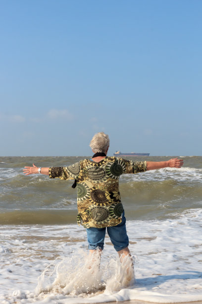 在风和海中活跃的女前辈图片下载