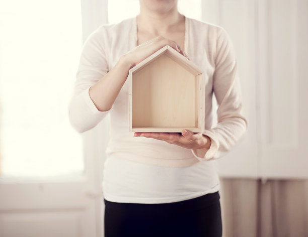 拿着人造房子模型的女人图片下载