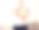 拿着人造房子模型的女人图片下载