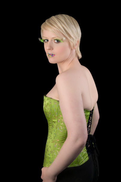 金发绿胸衣看着镜头。图片下载