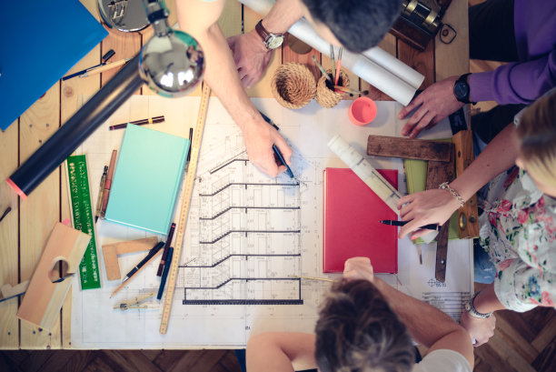 在桌子上工作图片下载