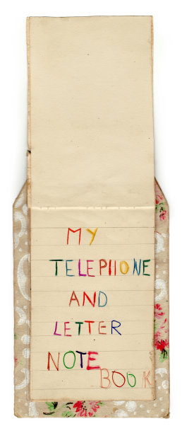 老式电话和笔记本电脑(带有剪接路径)图片下载