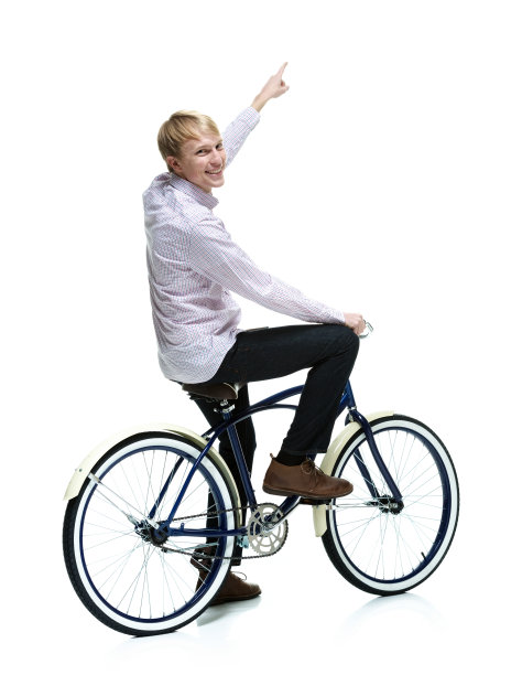 微笑的男人坐在自行车上指着图片下载
