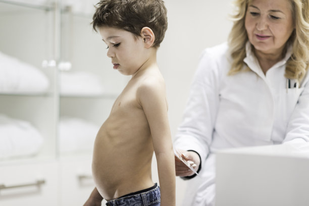 小男孩在做体检图片下载