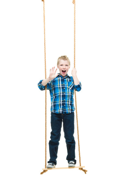 快乐的小男孩挥着手图片下载