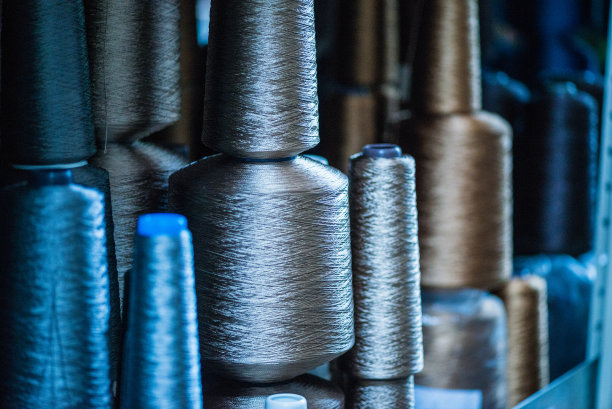 仓库货架上的彩色线轴图片下载