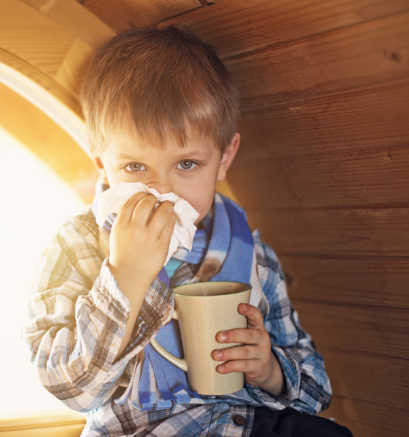 生病的小男孩图片下载