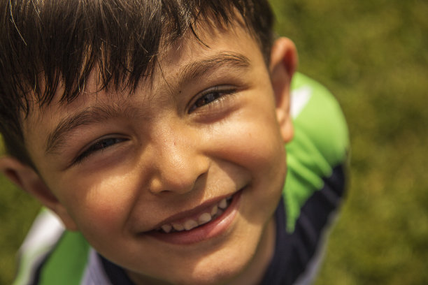 小男孩在外面微笑图片下载