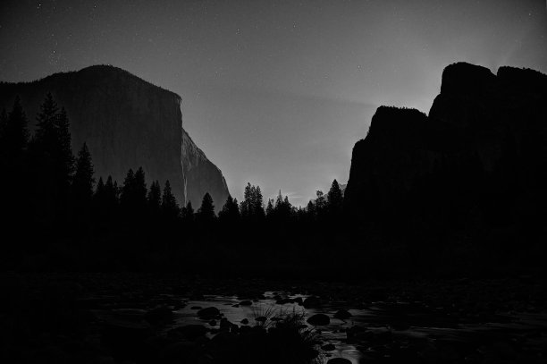 月出优山美地山谷-长曝光黑与白图片下载