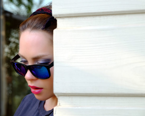 美丽的肖像与蓝色眼镜图片下载