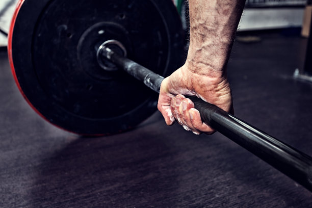 在体育馆举重的运动员图片下载