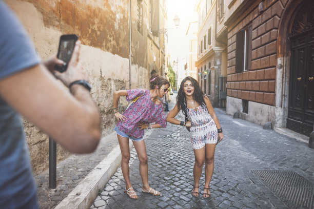 朋友玩增强现实手机游戏图片下载