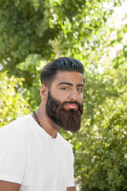 户外肖像：英俊的亚洲巴基斯坦男人图片下载