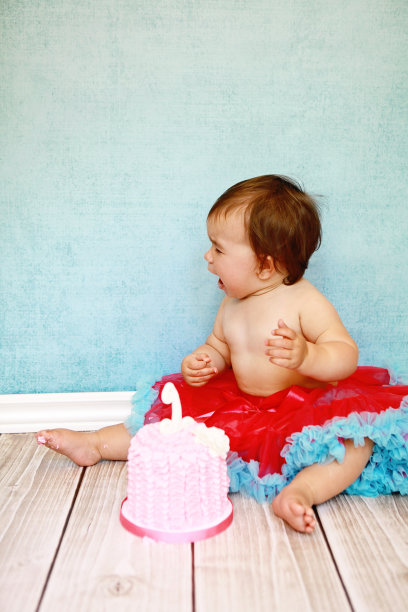 小女孩在她的一岁生日上哭泣图片下载