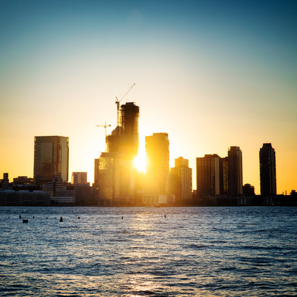 夕阳背后的摩天大楼建设图片下载