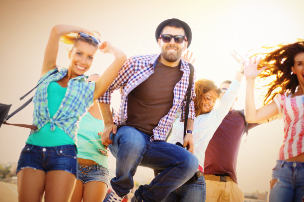 一群年轻人在玩。图片下载