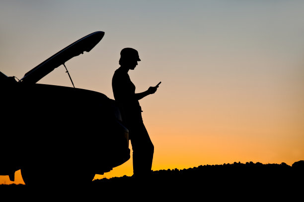 女人在汽车故障紧急情况下打电话求助图片下载