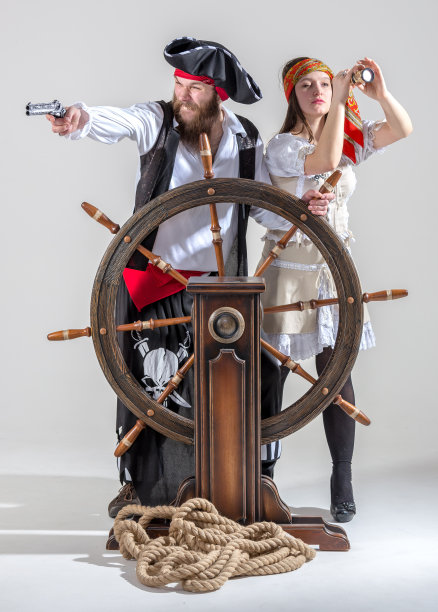 滑稽的海盗在掌舵图片下载