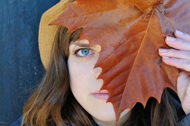 年轻女人和叶子图片下载