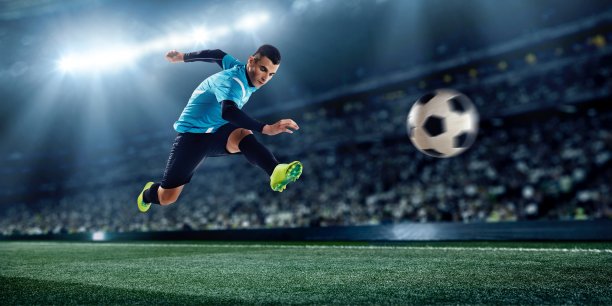 职业足球运动员在球场上独唱图片下载