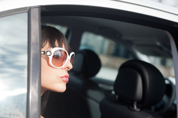 年轻的模特担心豪华轿车上的交通状况图片下载