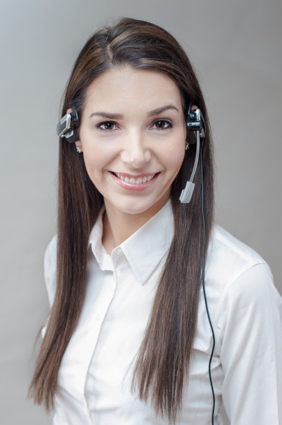 漂亮的戴着耳机的客服接线员图片下载