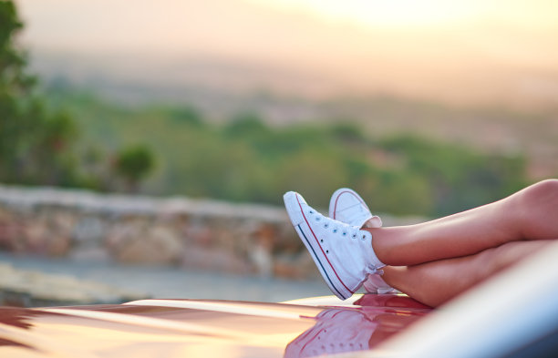 年轻漂亮的女人有风扇度假与敞篷车图片下载