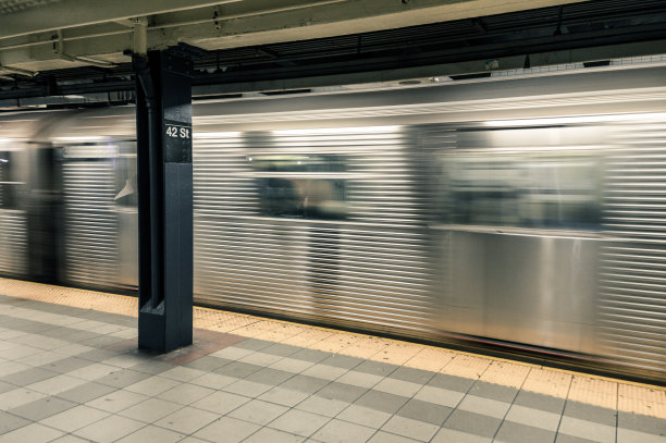地铁站和路过的火车-纽约市素材图片