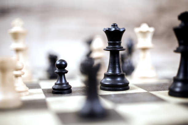 国际象棋棋盘上的棋子，国王，策略概念素材图片